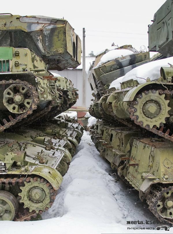 Экскурсии по Киеву. Кладбище военной техники 1290262842_tanki-3