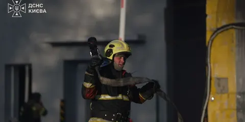 У Дніпровському районі Києва дрон влучив у багатоповерхівку