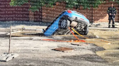 У Києві на Виноградарі автівка провалилася під асфальт через прорив водогону