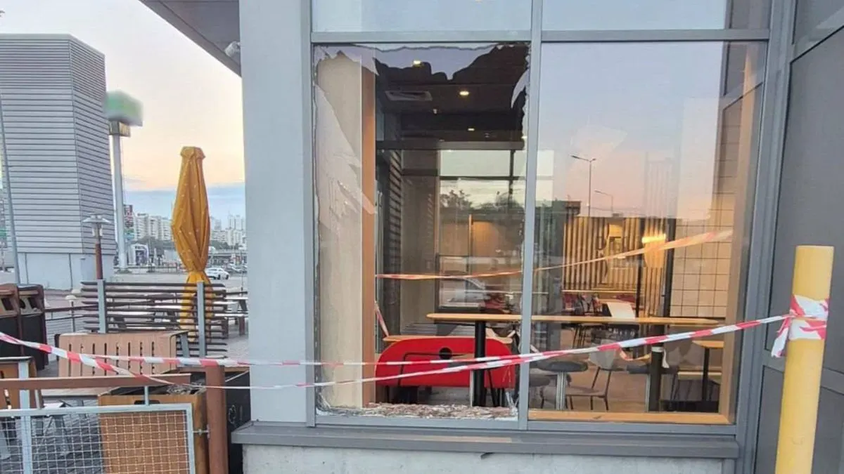 McDonald's на Бажана відновив роботу після пошкодження вікон під час атаки