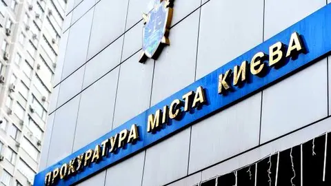 У Києві автівка вилетіла на зупинку: двоє загиблих, четверо поранених