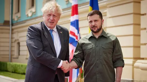 Джонсон заперечує вплив свого візиту на зрив переговорів України з РФ