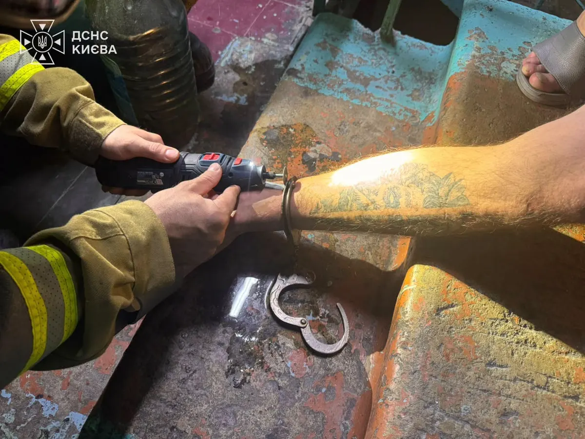 У Києві рятувальники вночі знімали кайданки з ноги чоловіка