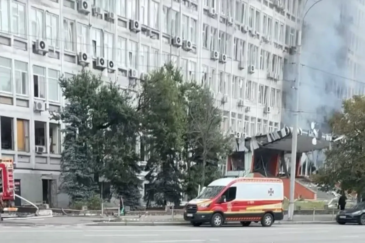 Атака на Київ: у Солом'янському районі зруйновано бізнес-центр, є загиблий і поранені
