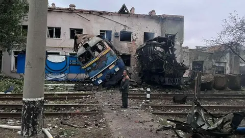 У Сумському районі росіяни атакували поїзд «Суми – Київ»: загорівся локомотив