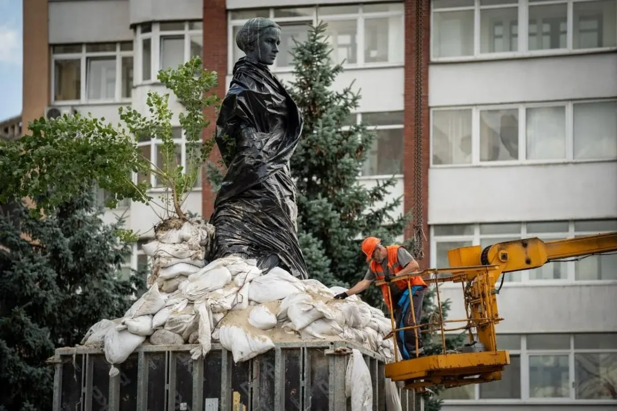 У Києві розпочали демонтаж захисних конструкцій з пам’ятників: що відомо