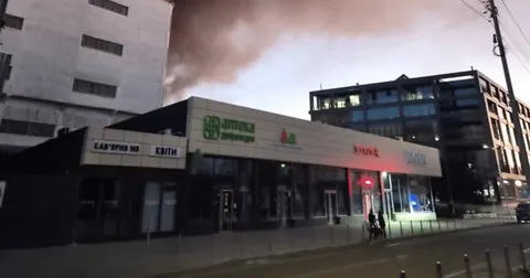 У Києві під час нічної атаки пошкоджено фасад станції метро «Тараса Шевченка»