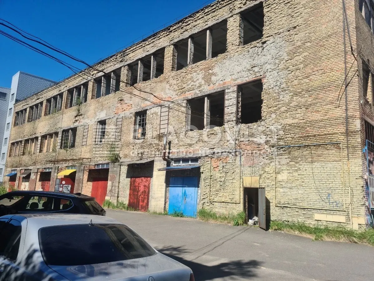 У Києві продають офісно-промисловий комплекс біля метро «Чернігівська»