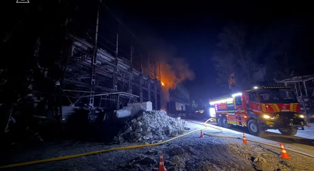 Російські удари по Києву: пожежа в Голосіївському районі, дрони впали ще у двох