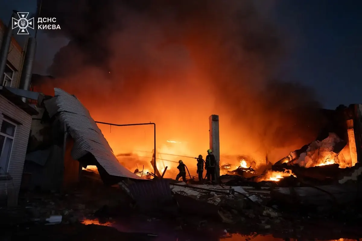 У Києві внаслідок атаки дронів згорів склад з реквізитом «Кварталу 95»