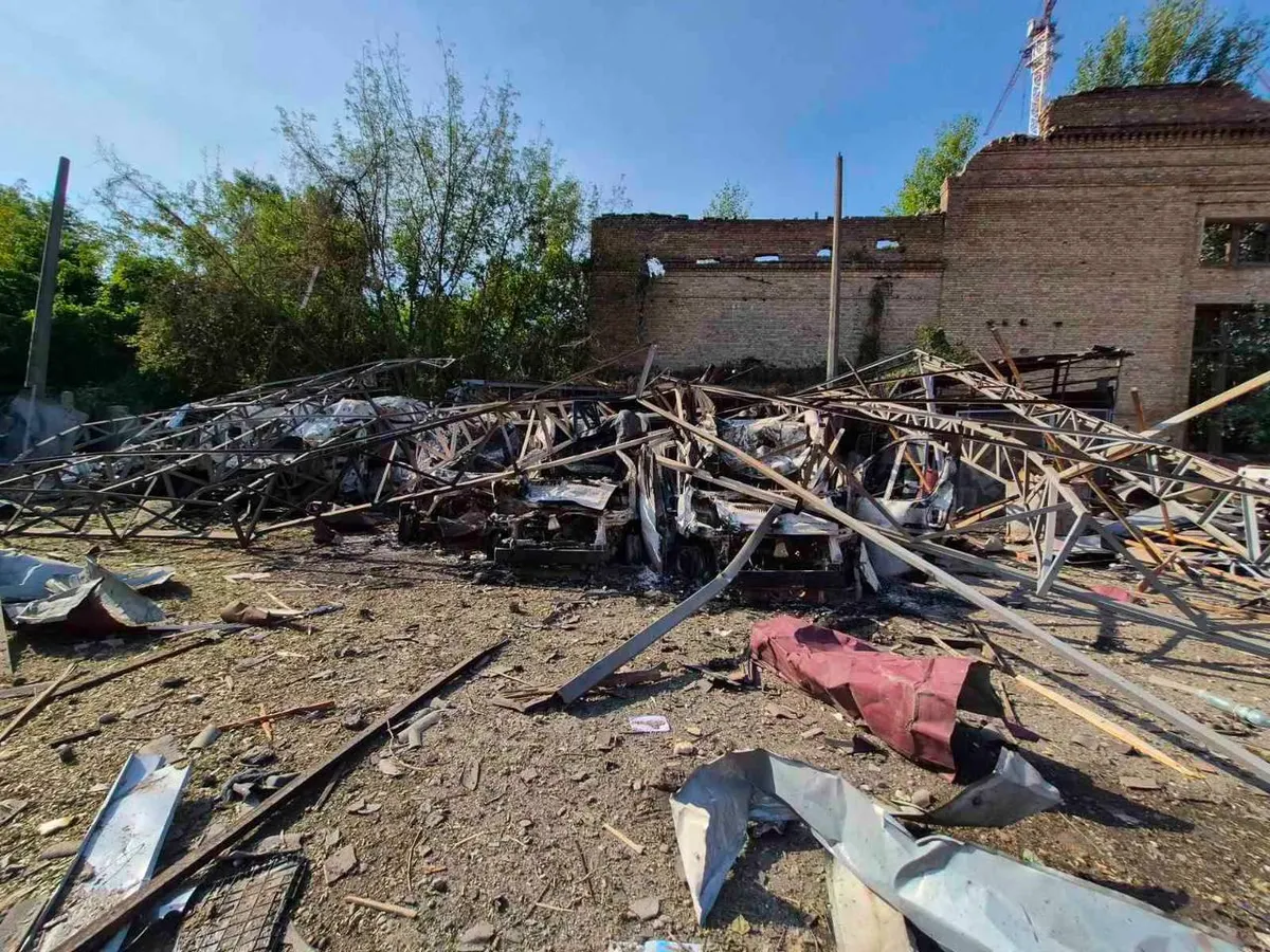 У Києві через атаку РФ згоріли п'ять швидких, 20 авто пошкоджено