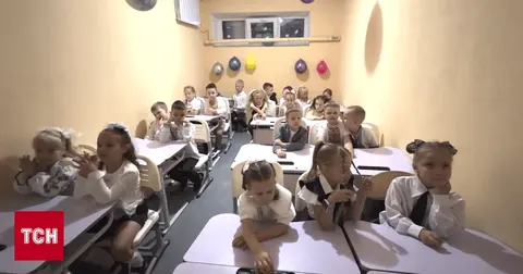 Першачки київського ліцею зустріли 1 вересня в укритті піснею «Смарагдове небо»
