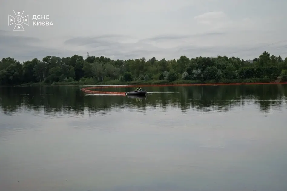 Кирилівське озеро знову забруднене: зливи пошкодили захисні бони