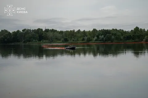 Кирилівське озеро знову забруднене: зливи пошкодили захисні бони