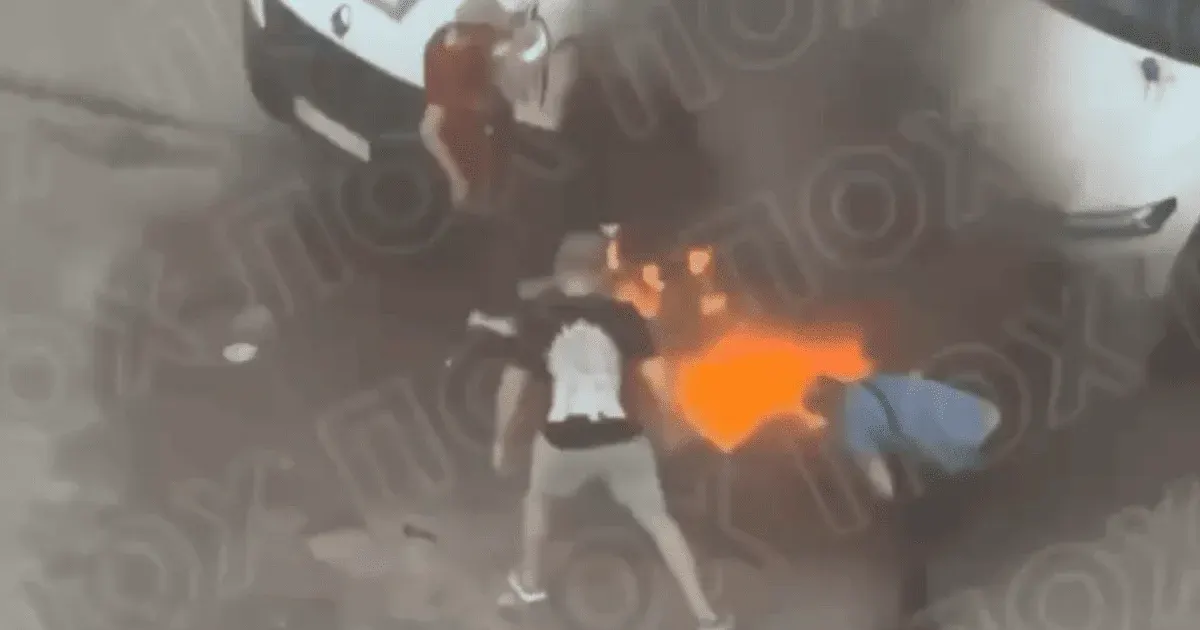 У Києві чоловік голими руками відтягнув палаючий уламок "Шахеда" від авто
