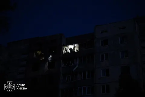 Удар по багатоповерхівці в Києві: троє постраждали, 25 мешканців евакуювали