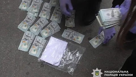 У Києві пенсіонер віддав шахраям 32 тисячі доларів: серед підозрюваних неповнолі