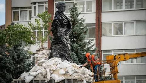 У Києві знімають захисні конструкції з пам'ятника Лесі Українці