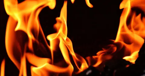 У Києві через балістичну атаку РФ горять нежитлові будівлі