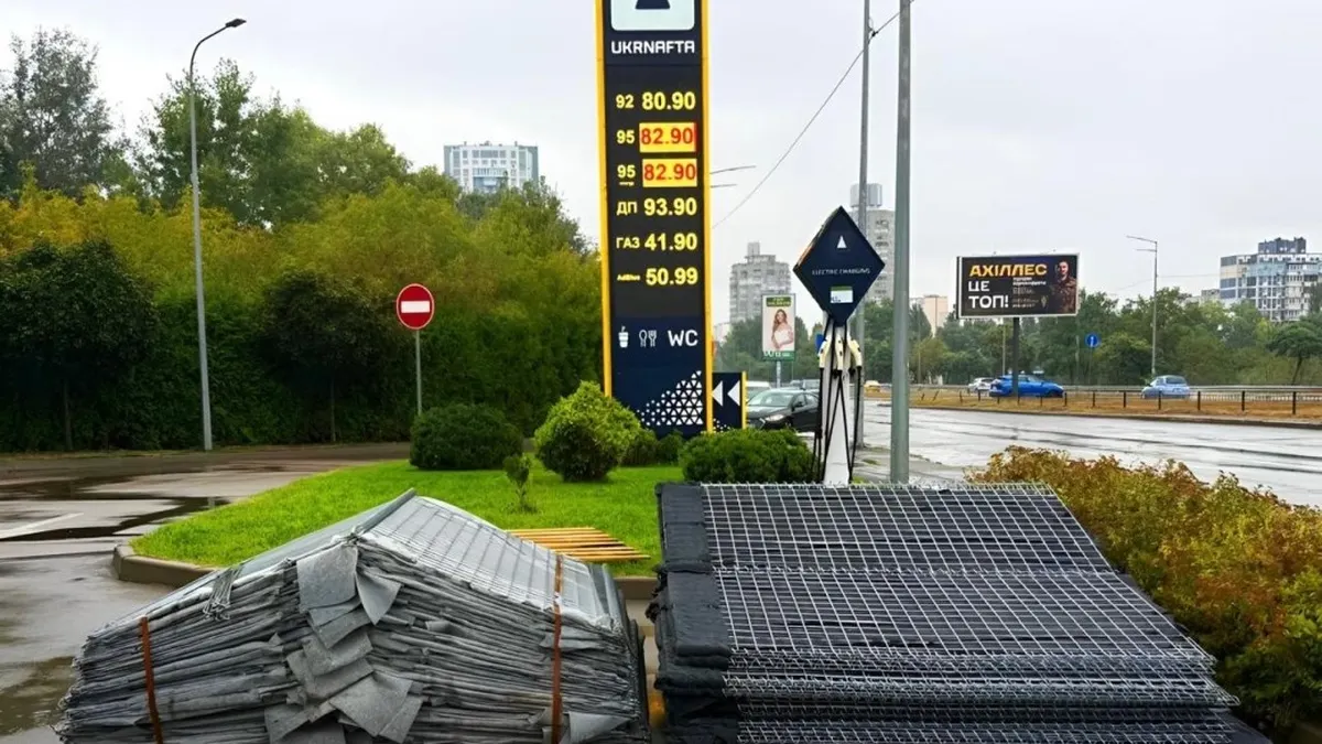 «Укрнафта» монтує габіони навколо АЗК у Києві для захисту від обстрілів
