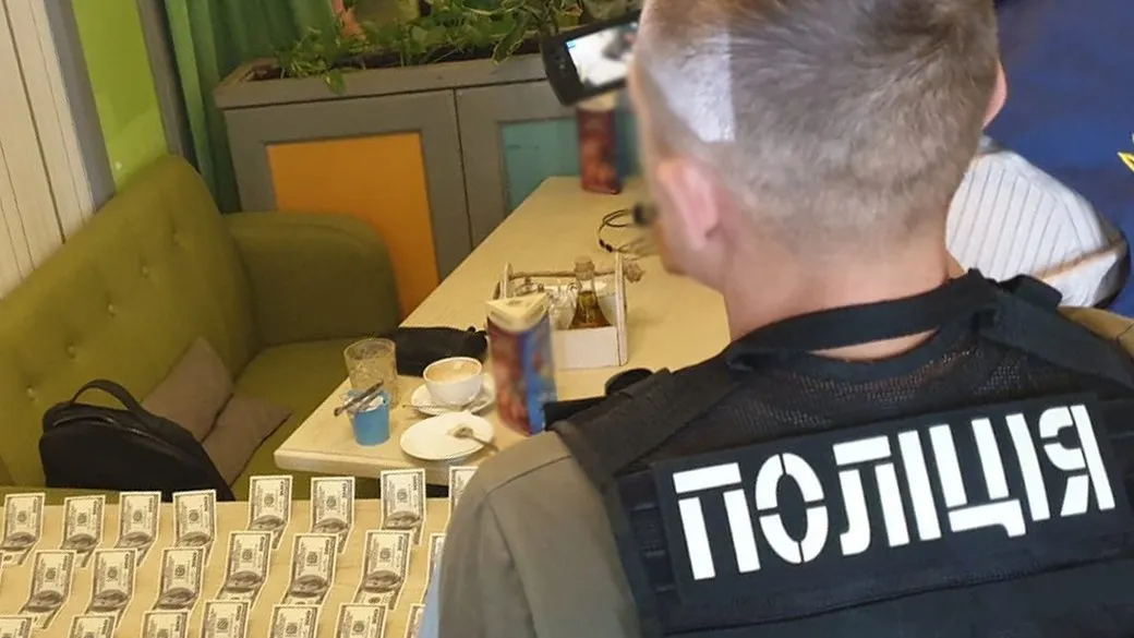 У Києві затримали 25-річного чоловіка, який «допомагав» іноземцям із документами