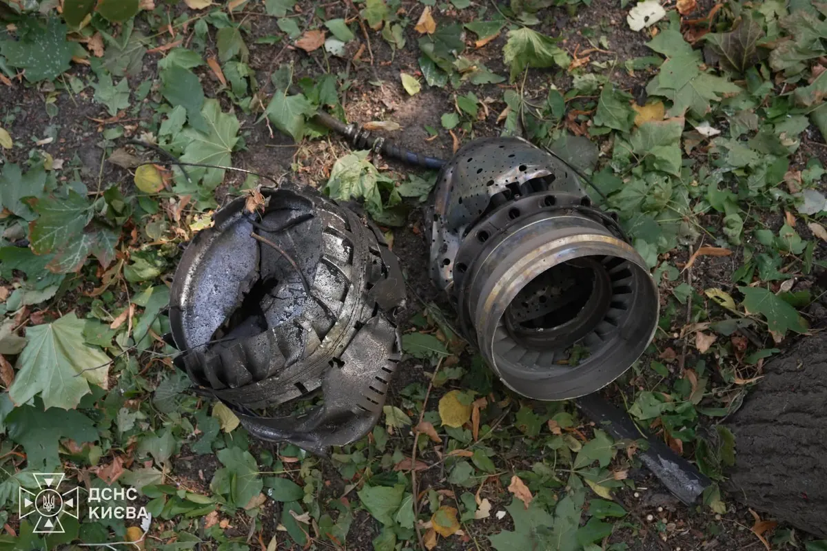 У Києві через атаку дронів пошкоджено будівлі та авто, є поранений
