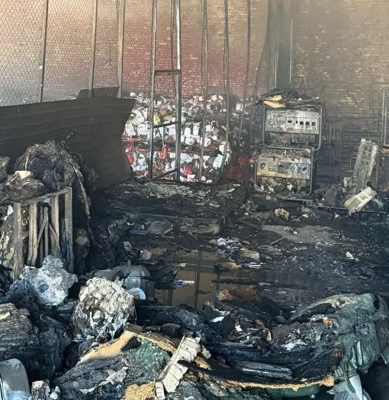 У Києві під час атаки згорів склад Фундації Олени Зеленської з гуманітарною допомогою
