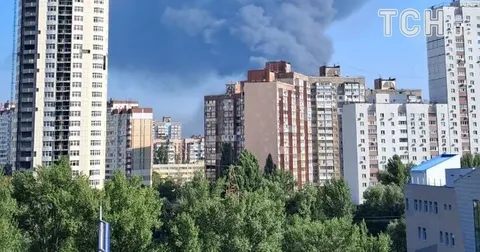 У Києві на Троєщині сталася масштабна пожежа на складах