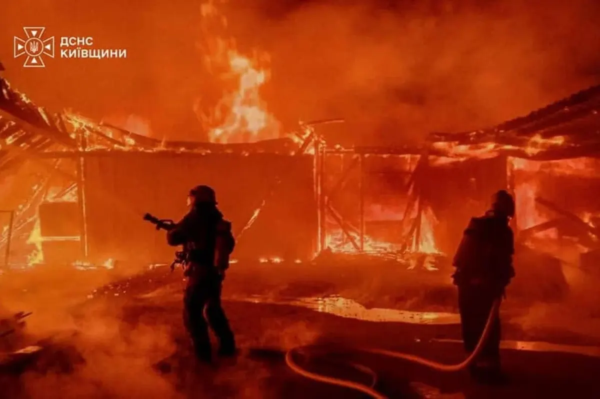 У Шкарівці масштабна пожежа знищила склади з деревиною та автомобілі