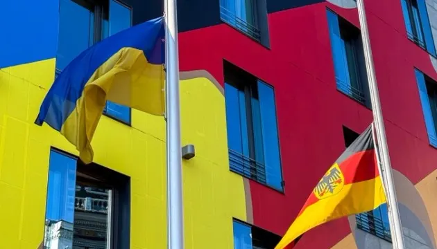 Посольство Німеччини приспустило прапори у Києві через атаку РФ