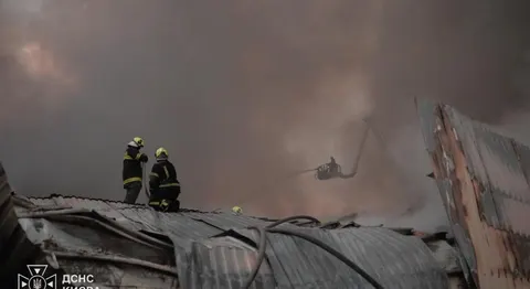 Вночі РФ атакувала Київ балістикою та дронами: є загиблий і постраждалі