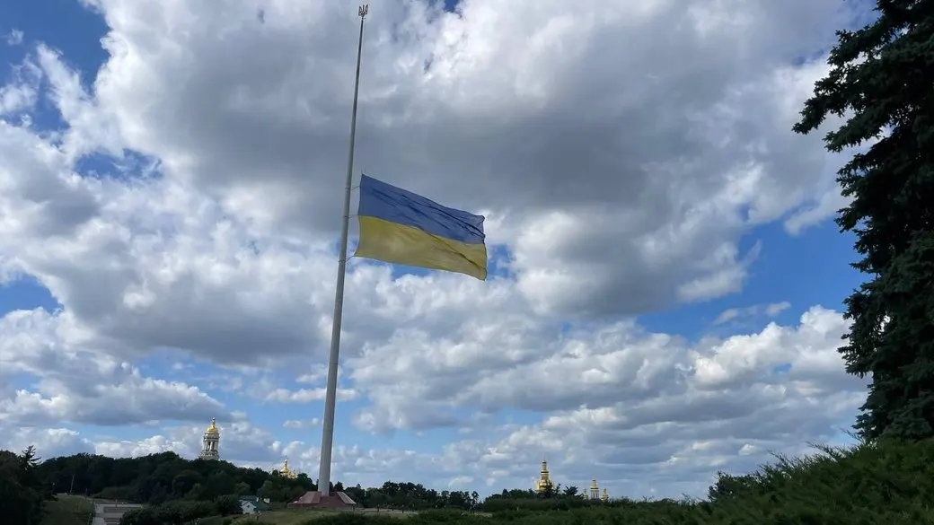 Головний прапор України приспустили через негоду