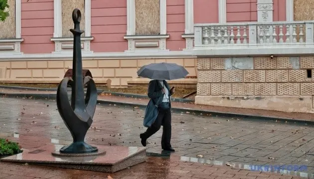 Погода в Україні на п'ятницю: місцями дощі з грозами, до +26°
