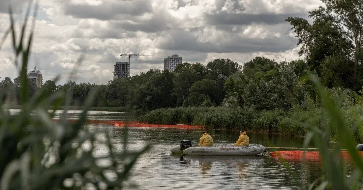 Кирилівське озеро в Києві вдруге за місяць забруднене нафтою через атаку РФ