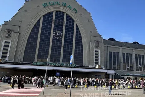 Сотні людей на вокзалі Києва: через тривоги потяги затримуються на години
