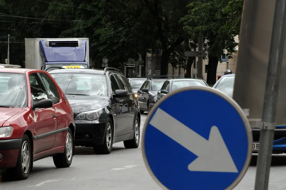 У Києві через наслідки обстрілу перекрито низку вулиць, змінено маршрути транспорту