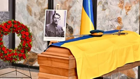 Останки Євгена Коновальця ексгумували в Роттердамі та повернуть в Україну