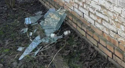 У передмісті Києва через атаку дронів пошкоджено будівлі та житловий будинок