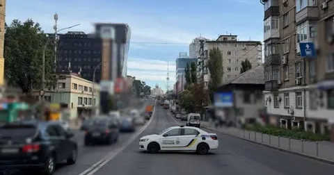 Масштабна пожежа на Шулявці: рух транспорту перекрито, тролейбуси змінили маршру