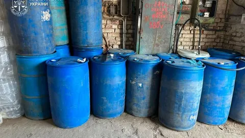 У Києві викрили підпільний цех із фальсифікованим алкоголем і цигарками