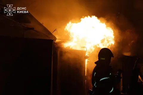 Атака на Київ: пожежі у двох районах, четверо постраждалих