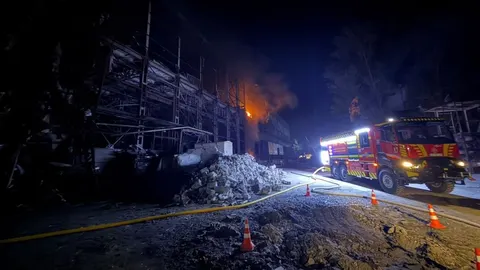 У Голосіївському районі Києва після удару горіла нежитлова будівля