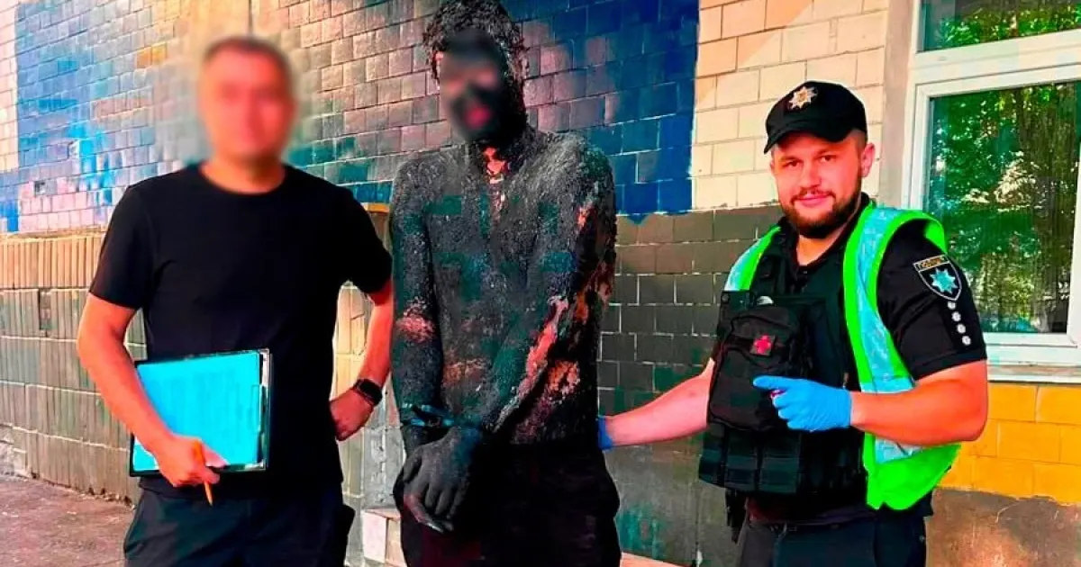 У Києві чоловік облився смолою, щоб непомітно пограбувати магазин