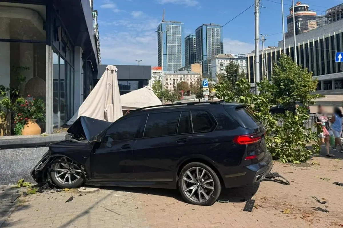 ДТП біля «Палацу Україна»: автомобіль влетів у літню терасу ресторану