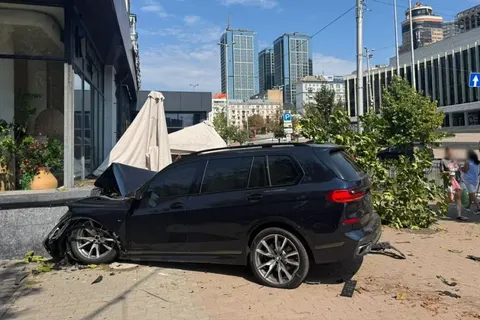 ДТП біля «Палацу Україна»: автомобіль влетів у літню терасу ресторану