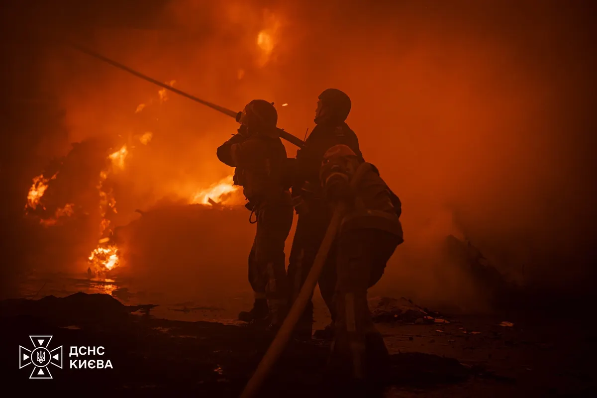 У Києві загасили пожежу після третьої за добу атаки: одна людина постраждала