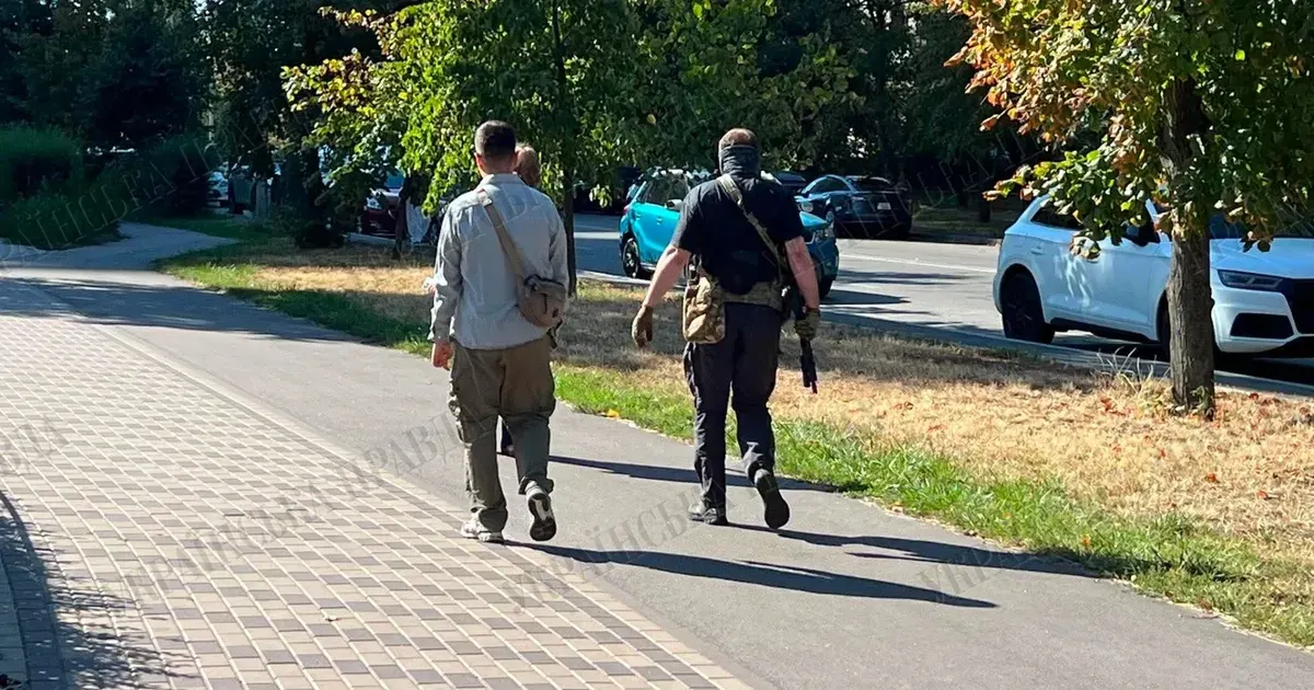 Стрілянина у Києві: СБУ заявляє про збройний напад під час обшуку, є затримані