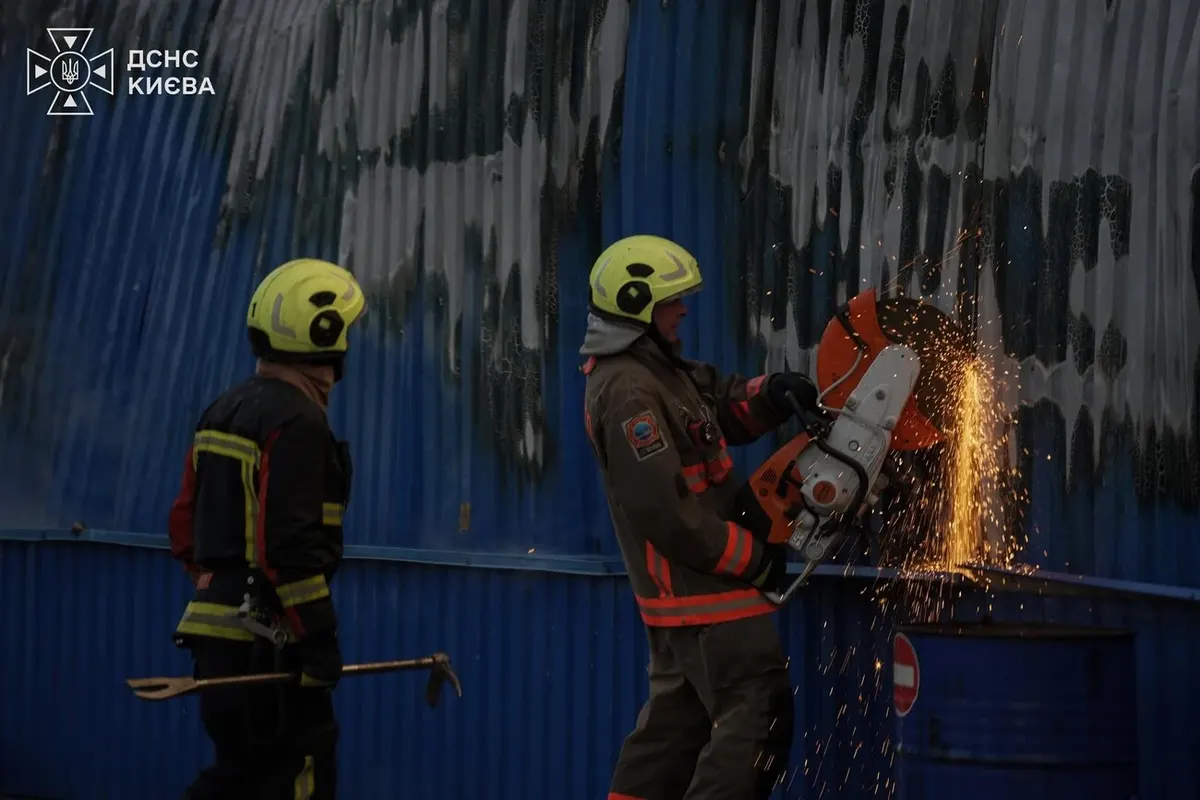 У Голосіївському районі Києва вороже влучання спричинило пожежу на складі