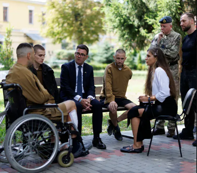 Прем'єр Британії Бернем у Києві відвідав поранених військових