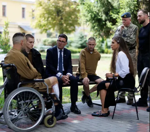 Прем'єр Британії Бернем у Києві відвідав поранених військових